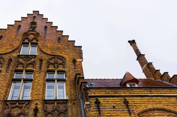 El plano vespertino del histórico edificio medieval en Brujas, Bélgica —  Fotos de Stock