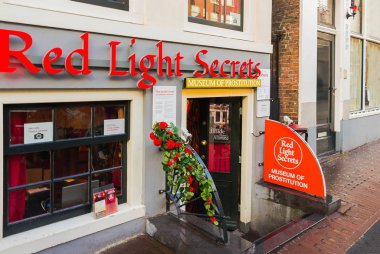 Amsterdam, Hollanda - 14 Aralık 2017: kırmızı ışık sırları, fuhuş Müzesi sağ Amsterdam'da Merkezi