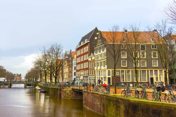 De meest beroemde grachten en ophogingen van Amsterdam tijdens zonsondergang. — Stockfoto