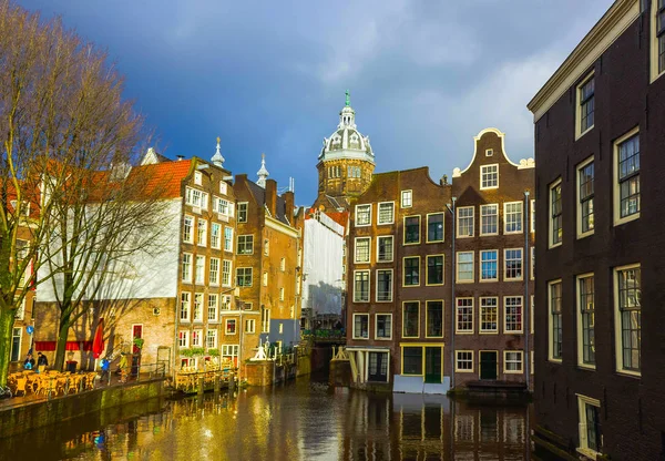 Самые знаменитые каналы и набережные Амстердама на закате . — стоковое фото