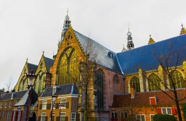 Eski kilise ya da Oude Kerk - en eski bina ve eski parish Kilisesi