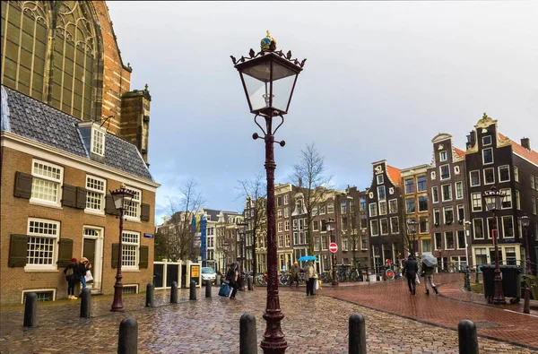 Амстердам, Нидерланды - 14 декабря 2017 г.: Самые знаменитые каналы и набережные Амстердама во время заката . — стоковое фото
