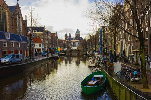 Амстердам, Нидерланды - 14 декабря 2017 г.: Самые знаменитые каналы и набережные Амстердама во время заката . — стоковое фото