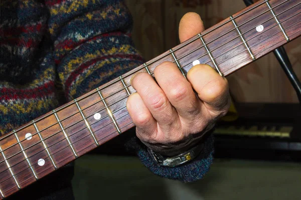 Üben Gitarre Spielen Die Alten Männer Die Gitarre Spielen — Stockfoto