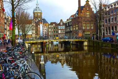Amsterdam, Hollanda - 14 Aralık 2017: En ünlü kanallardan ve bentleri Amsterdam City