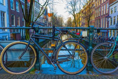 En ünlü kanallar ve gün batımı sırasında Amsterdam şehrinin Bentleri.