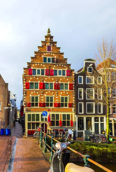 Средневековые здания Амстердама — стоковое фото