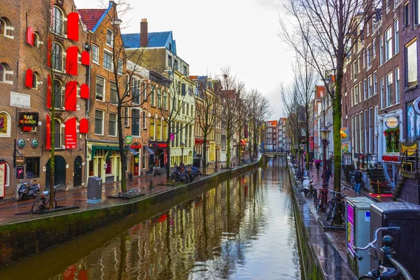 Amsterdam, Holandia - 14 grudnia 2017: Najbardziej słynnego kanału i nasyp w Amsterdam — Zdjęcie stockowe