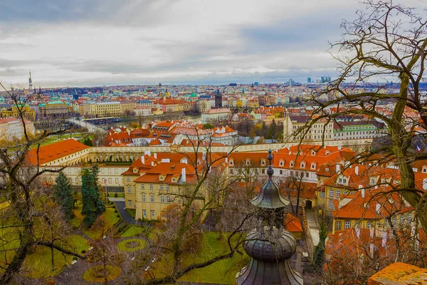 Vue d'en haut sur les toits carrelés de la vieille ville, Prague, République tchèque — Photo