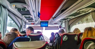 Prague, Çek Cumhuriyeti - 30 Aralık 2017: otobüste oturuyor ve otobüs pencerelerden bakarak turizm grubu