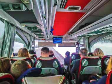 Prague, Çek Cumhuriyeti - 30 Aralık 2017: otobüste oturuyor ve otobüs pencerelerden bakarak turizm grubu