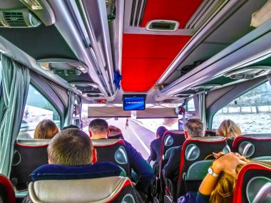 Prague, Çek Cumhuriyeti - 30 Aralık 2017: otobüste oturuyor ve orman Çek Cumhuriyeti'nde, otobüs pencerelerden bakarak turizm grubu