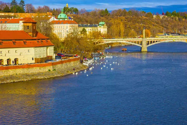 Pohled z malé strany a Pražského hradu a katedrály sv. Víta nad řekou Vltavou — Stock fotografie