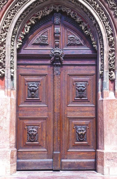Παλιά πόρτα την Πράγα — Φωτογραφία Αρχείου