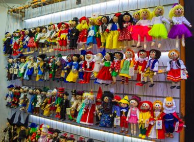 Prague, Çek Cumhuriyeti - 31 Aralık 2017: geleneksel kuklalar tahtadan yapılmış. Prag'dükkan