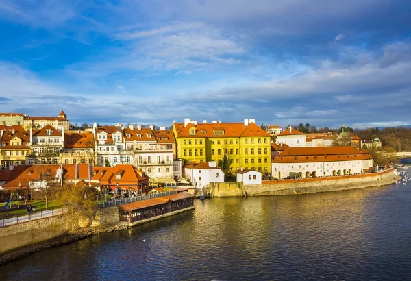 Vista de Mala Strana sobre o rio Vltava — Fotografia de Stock