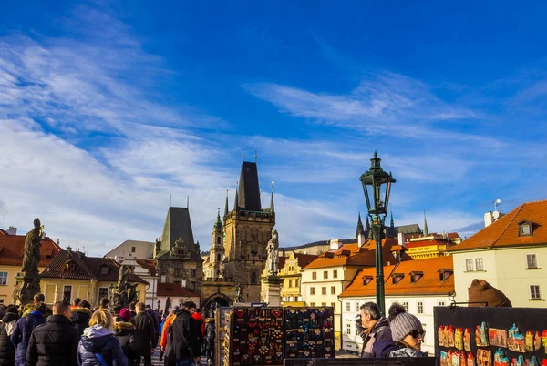 Praga, República Checa - 31 de dezembro de 2017: Pessoas caminhando na histórica Ponte Charles — Fotografia de Stock