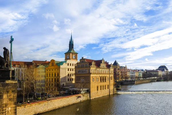 Argine del fiume Moldava e Museo Smetana, vista dal Ponte Carlo — Foto Stock