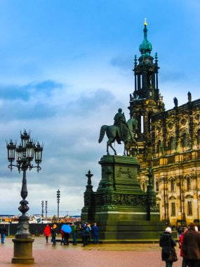 Dresden, Almanya - 31 Aralık 2017: Kral John'a Saksonya, Katolik Kilisesi ve Dresden Castle, Dresden, Almanya anıt