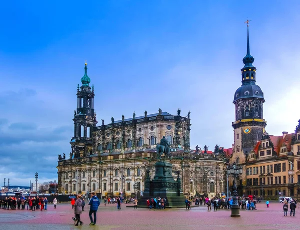 Dresden, deutschland - 31.12.2017: denkmal für john von sachsen, katholische kirche und schloss dresden, dresden, deutschland — Stockfoto
