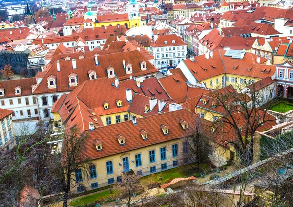Воздушная панорама крыш старого города Праги, Чешская республика — стоковое фото
