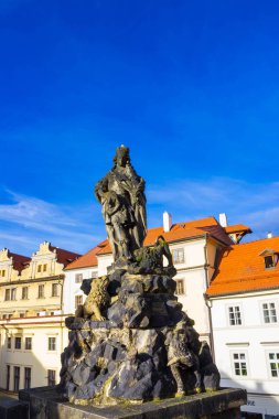 Prague, Çek Cumhuriyeti - 31 Aralık 2017:Prague, Çek Cumhuriyeti: heykel Vitus Nehri Vltava Charles Köprüsü'nün kuzey tarafında.