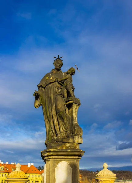 Praga, República Checa - 31 de diciembre de 2017: Estatua de San Antonio de Padua en el puente de Carlos, Praga — Foto de Stock