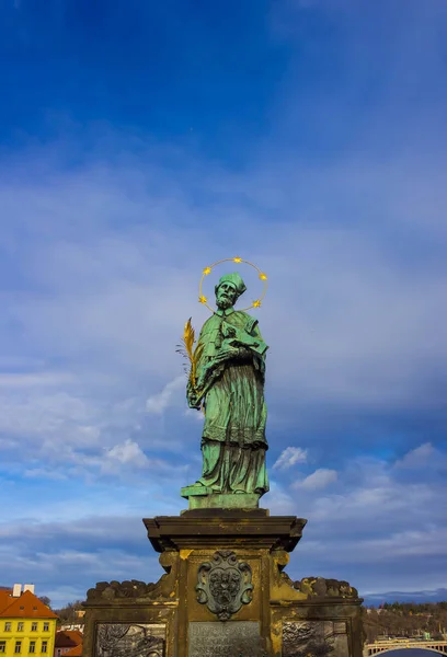 Praga, República Checa - 31 de diciembre de 2017: Estatua de San Juan de Nepomuk en el puente de Carlos de Praga — Foto de Stock