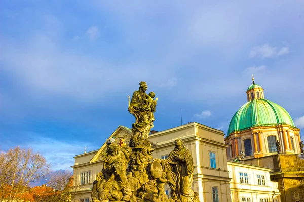 Praga, República Checa - 31 de diciembre de 2017: Estatuas de Madonna y San Bernardo — Foto de Stock