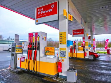 Prague, Çek Cumhuriyeti - 2 Ocak 2018: dolgu püskürtme uçlarını bir Shell benzin istasyonu.