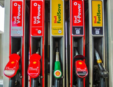 Prague, Çek Cumhuriyeti - 2 Ocak 2018: dolgu püskürtme uçlarını bir Shell benzin istasyonu.