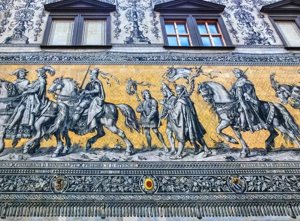 Dresden, Duitsland - 31 December 2017: Dresden, Duitsland. Georgentor en de processie van vorsten de eerste van de stad veel Renaissance gebouwen. — Stockfoto