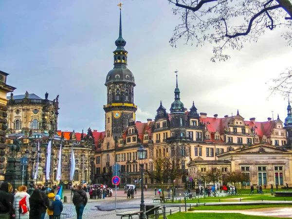 Dresden, deutschland - 31.12.2017: denkmal für john von sachsen, katholische kirche und schloss dresden, dresden, deutschland — Stockfoto