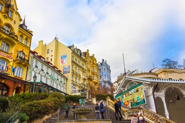 Karlovy Vary-i, a Cszech Köztársaság - január 01, 2018: a Karlovy Vary Hot springs oszlopsor — Stock Fotó