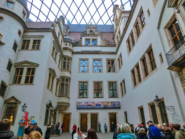 Dresde, Alemania - 31 de diciembre de 2017: Visitantes admirando las pinturas antiguas en Zwinger, Dresde, Alemania — Foto de Stock