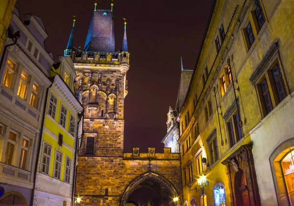 Ponte e Torre Charles à noite, Praga — Fotografia de Stock