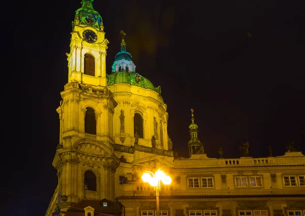 Kościół Świętego Mikołaja w dzielnicy Mala Strana w Pradze — Zdjęcie stockowe