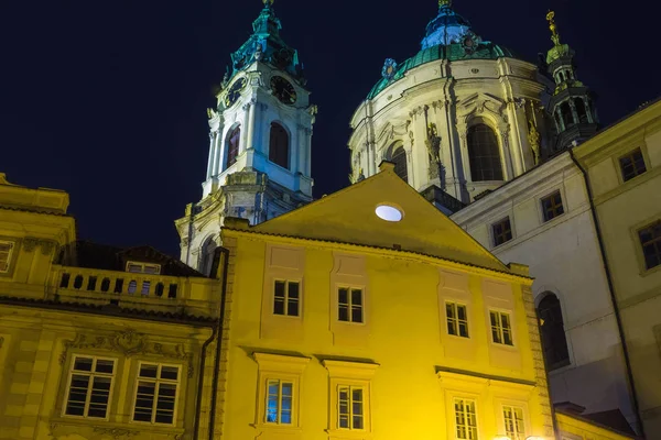 Iglesia de San Nicolás en el distrito Mala Strana de Praga — Foto de Stock