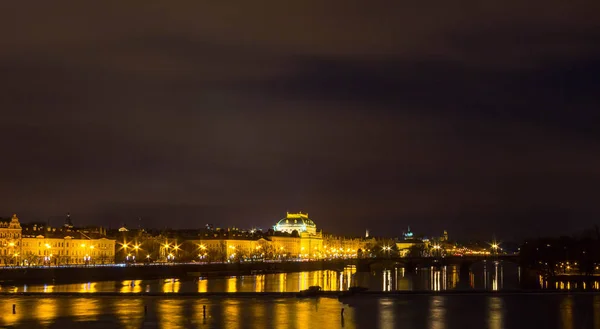 Cityscape of Prague with Castle and Charles Bridge at night — Stock Photo, Image