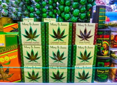 Prague, Çek Cumhuriyeti - 31 Aralık 2017: Cannabies kurabiye pencere dükkanda Prag, Çek Cumhuriyeti