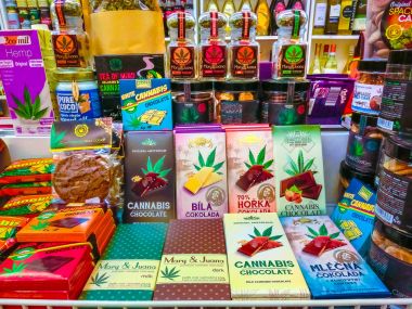 Prague, Çek Cumhuriyeti - 31 Aralık 2017: Cannabies kurabiye pencere dükkanda Prag, Çek Cumhuriyeti