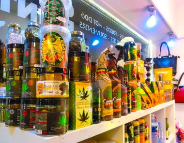 Prague, Çek Cumhuriyeti - 31 Aralık 2017: Cannabies kurabiye pencere dükkanda Prag, Çek Cumhuriyeti