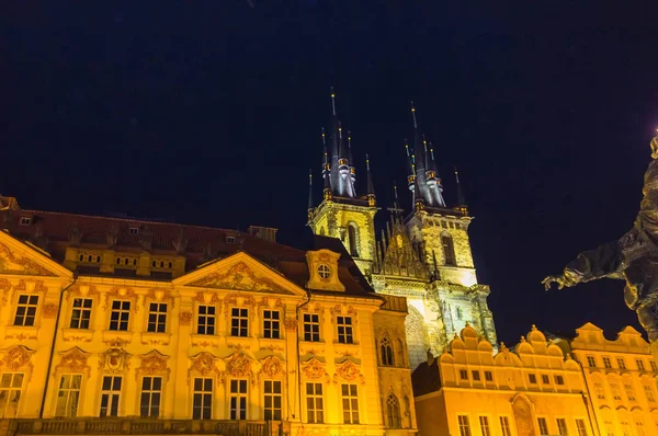 Praga Plaza de la Ciudad Vieja e Iglesia de la Madre de Dios ante Tyn en Praga, República Checa . — Foto de Stock