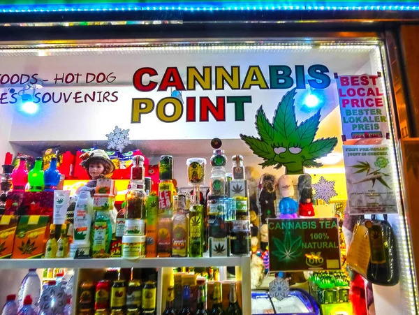 布拉格, 捷克共和国-2017年12月31日: 出售大麻和其他草药在罐子里作为纪念品在商店 — 图库照片