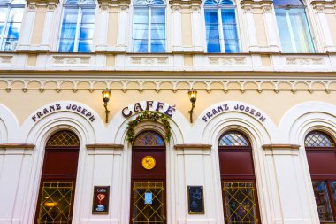 Karlovy Vary, Cszech Cumhuriyeti - 01 Ocak 2018: Cephe eski ev ortasında