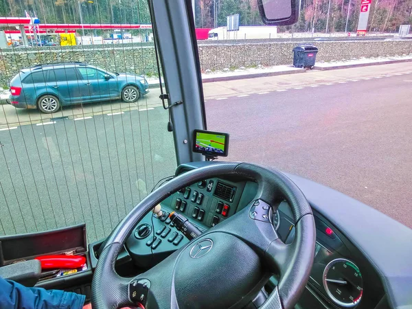 Praga, República Checa - 30 de dezembro de 2017: O conceito de transporte, transporte, turismo, navegação e pessoas - close-up de ônibus com navegador GPS — Fotografia de Stock