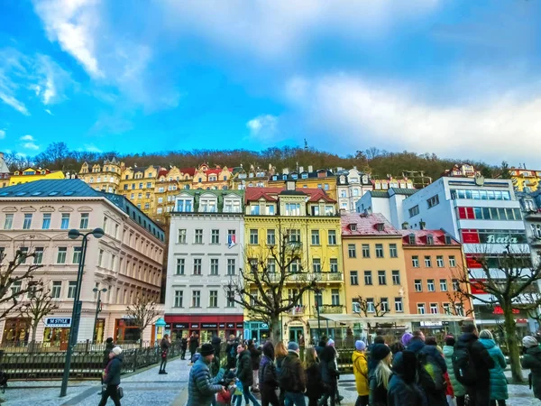 Karlovy Vary, Cszech Republiek - 01 januari 2018: De mensen gaan op center met gevels van oude huizen — Stockfoto