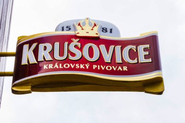 Krusovice, Cszech Cumhuriyeti - 01 Ocak 2018: Hediyelik eşya dükkanı giriş yukarıda Krusovice bira işareti