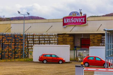 Krusovice, Cszech Cumhuriyeti - 01 Ocak 2018: Hediyelik eşya dükkanı giriş yukarıda Krusovice bira işareti