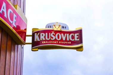 Krusovice, Cszech Cumhuriyeti - 01 Ocak 2018: Hediyelik eşya dükkanı giriş yukarıda Krusovice bira işareti